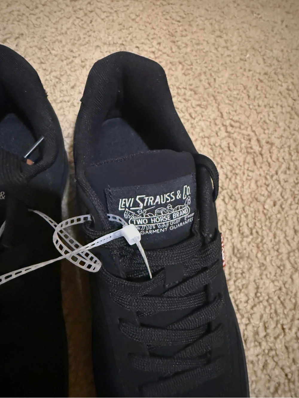 NWT Men’s Levi's Drive Lo Black Sneakers with Gum Outsole SZ 8